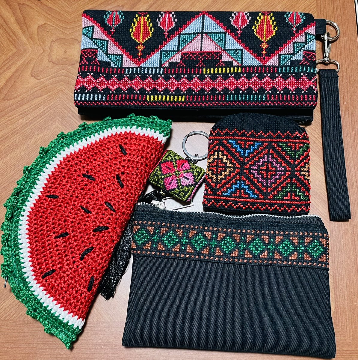 会期スタートとともに、取り急ぎこちらの写真のガザから避難されている方々の刺繍作品と下記引用元の写真の鍵型のキーホルダーを会場でお取扱いいただくことになりそうです。3/14のトークの際には、カバンなどの大モノも多数追加します。