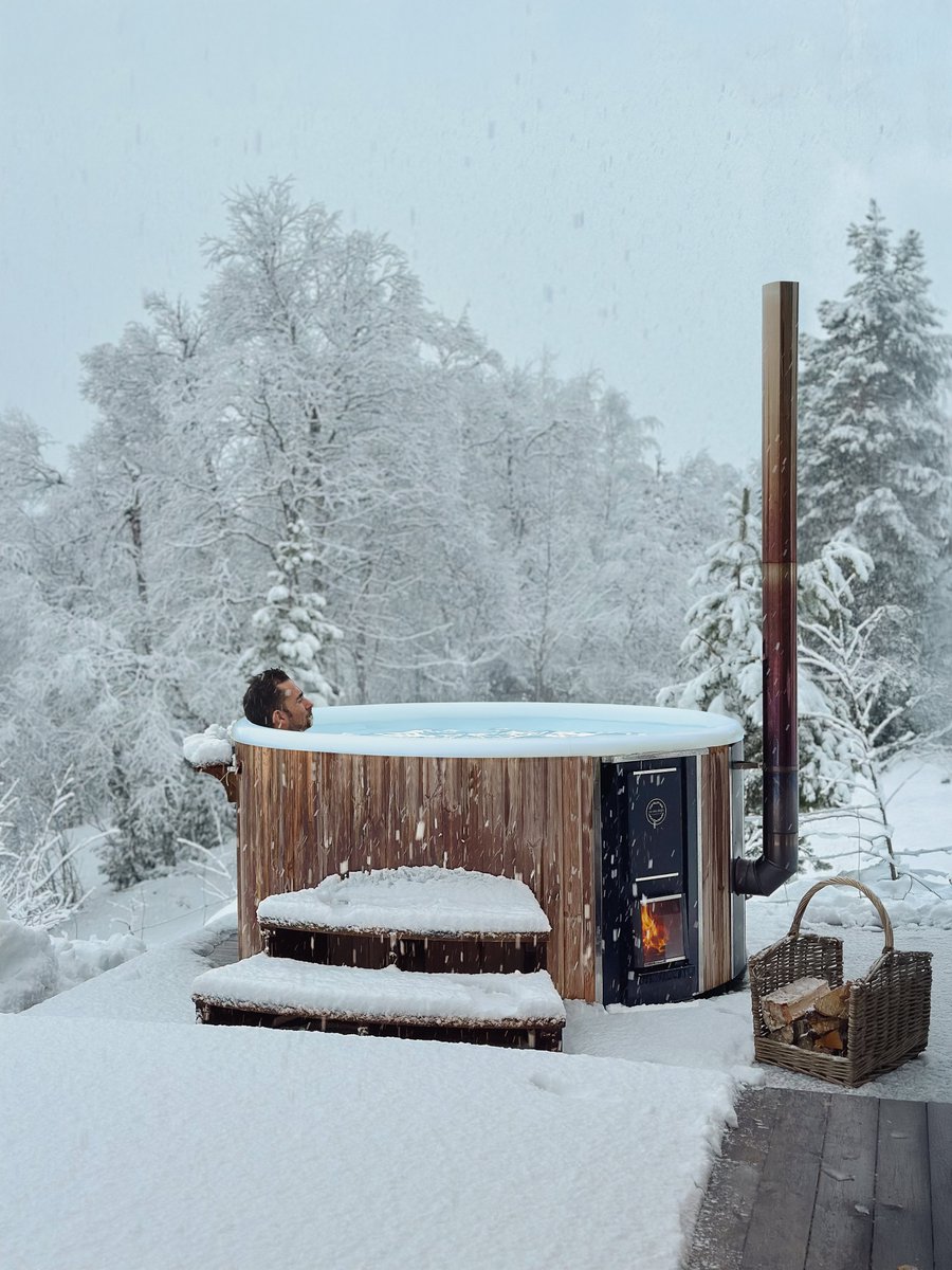 SkargardsHottub's tweet photo. Experience wintertime relaxation the Skargards way: sit back and let the warm water work its magic as the snowflakes fall. Thank you Amalie Fagerli for the magnificent photo! https://t.co/jRU8eiATqq