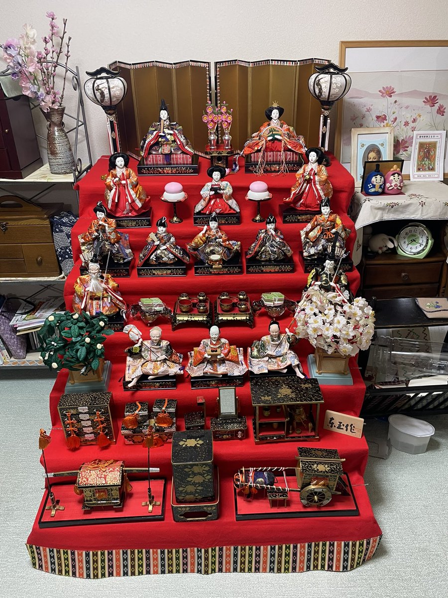 妻の実家の雛飾り。七段飾りです。 妻の成長を見守ってくれたお雛様です🎎