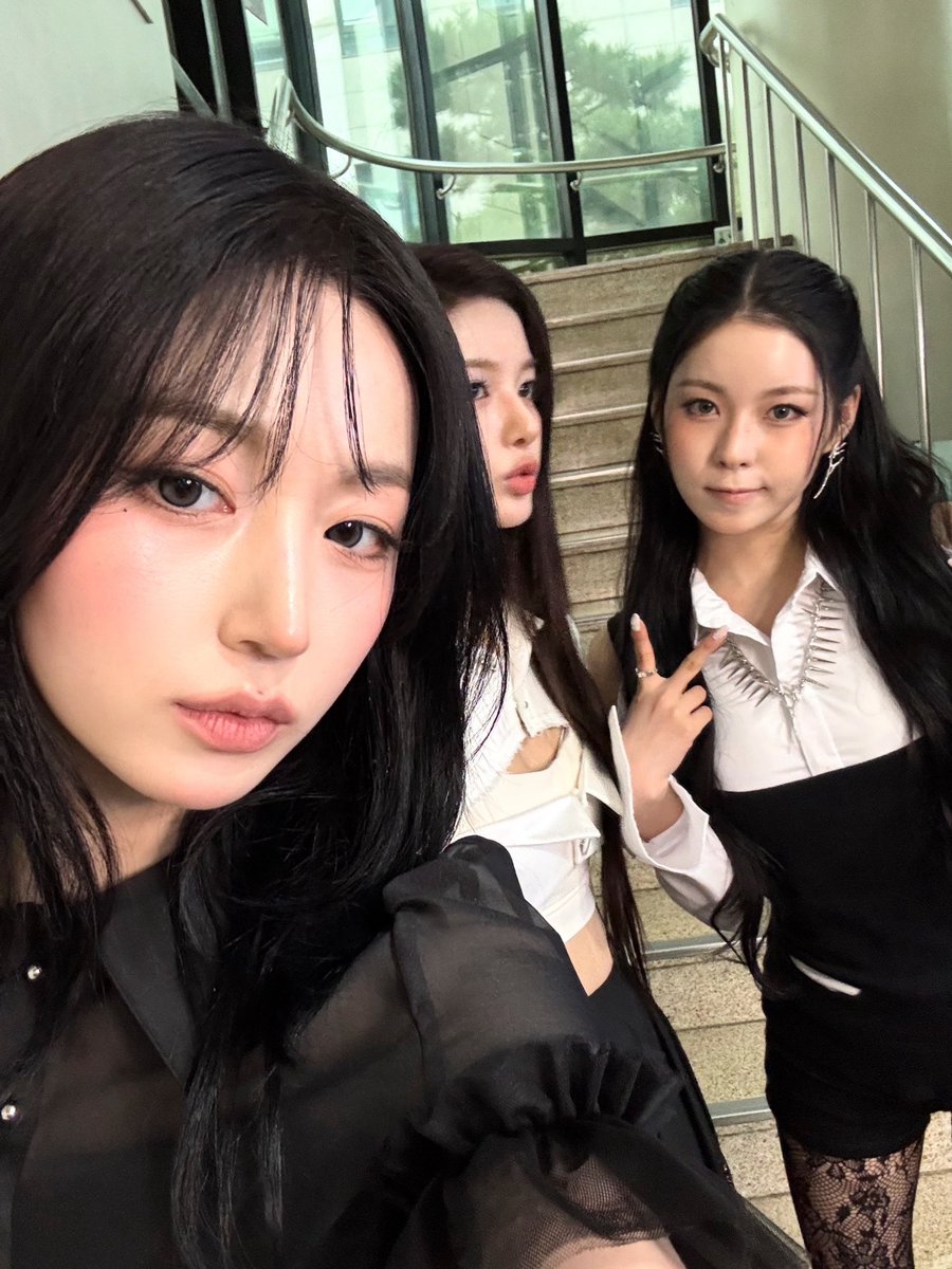 Haewon-chan... Happy birthdaaayyyy😻 From now on, let's take even more photos that we can finally show to the entire NSWER too....ㅋㅋㅋㅋㅋ ♡ Hehehe labyuuu!! Please take good care of me in 2026 tooooo ♡