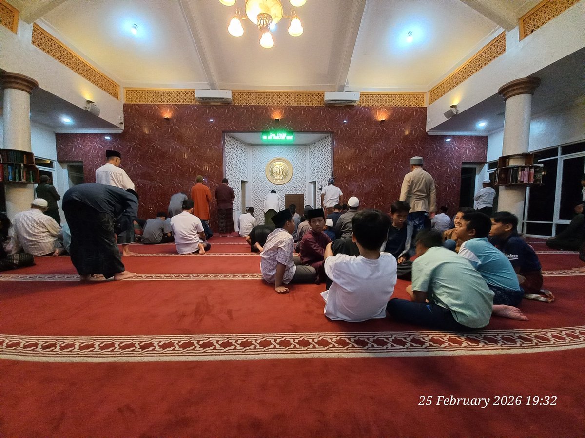 #Ramadhan1447 8

"Titik² cahaya itu kian acak, alih² menerangi, ia justru banyak menghasilkan kilau silau yang kian memekat &amp; membutakan..

Lalu mereka yang memilih untuk setia menjaga pandangannya, tak sekalipun tersergap kegelisahan..
Itu didapatnya karena teguh berpuasa.