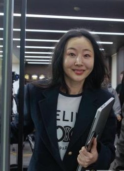 “MHJ gives up $17M for NewJeans.”

When in REALITY, she wants:
– the appeal against HER dropped
– the lawsuits from BELIFT AND SOURCE MUSIC against HER dropped
– the criminal investigations at the police against HER closed
– and HYBE to drop the Danielle lawsuit that ALSO