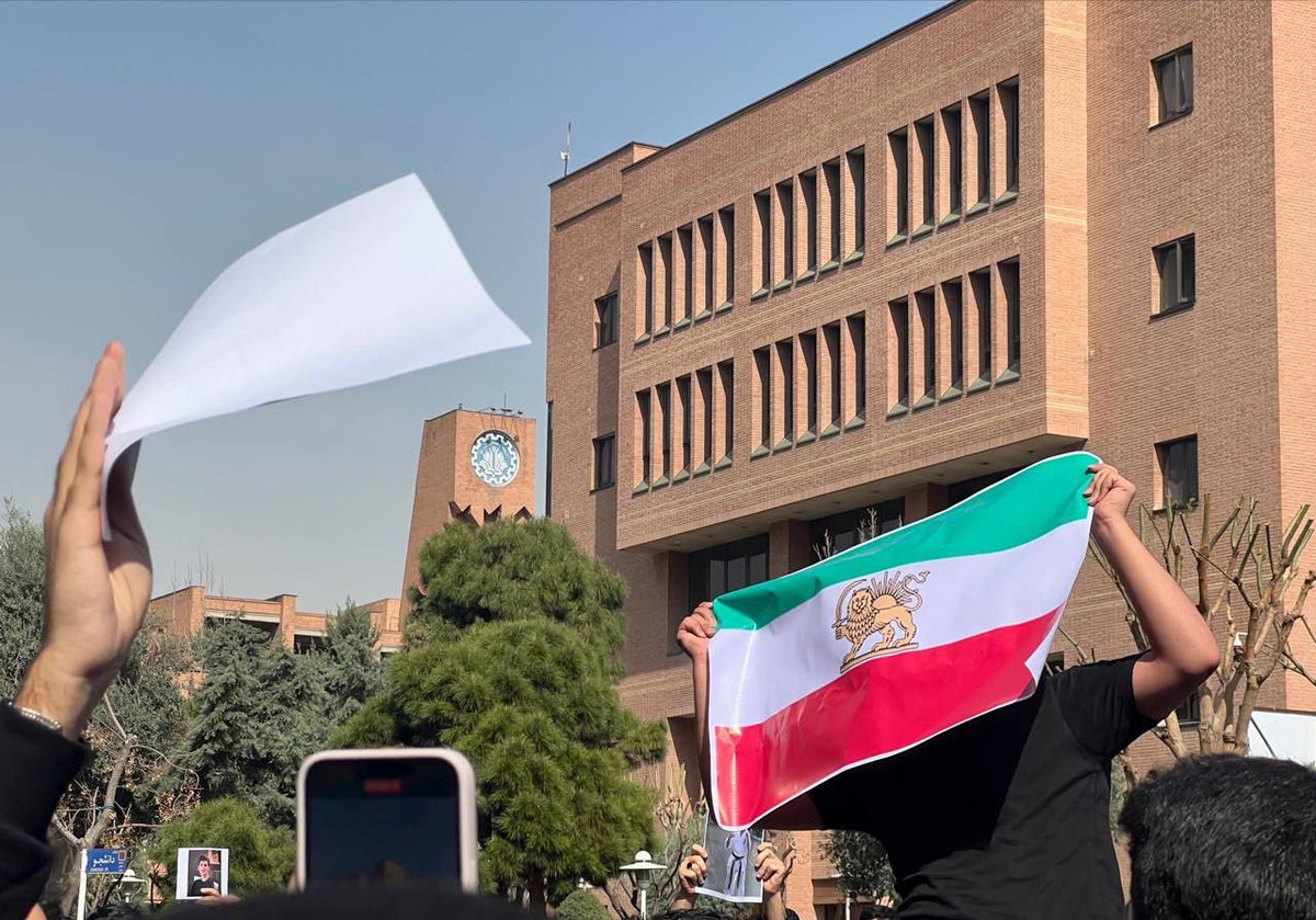 Yaratodd's tweet photo. به نظر میرسه که اینطور باشه

#StudentsRights 
#FreeIranStudents 
#IranMassacare https://t.co/9EorlHieEU