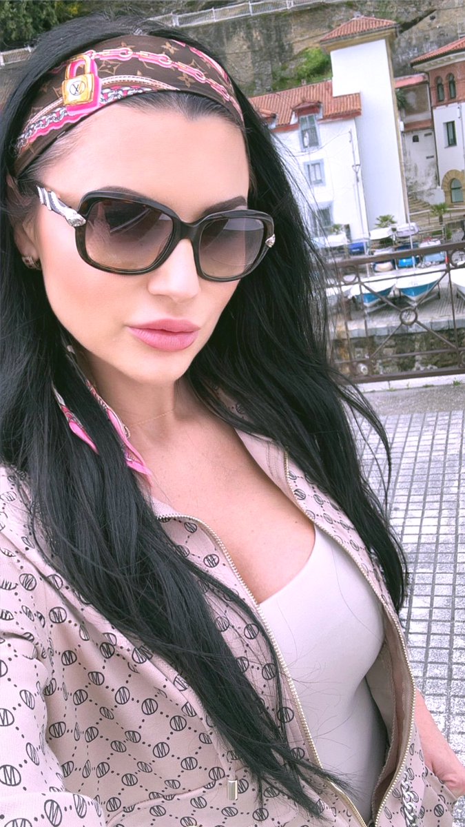 AniaKinski's tweet photo. Il fait beau ☀️ une belle journée pour une promenade ☺️ Bon après midi à vous les petits loups 🐺🫶 https://t.co/tfPwBWLyTj