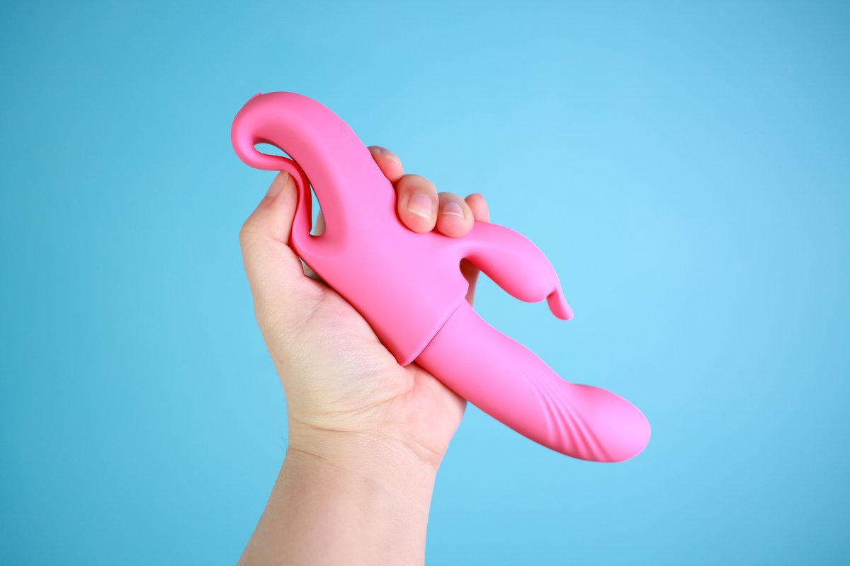 Sydney_Screams's tweet photo. I tried the RiderGo by @VVD_official1, a rabbit vibrator with a detachable shaft so it can share the same attachments as their saddle vibe, Rider Desire

read my review here: https://t.co/XrZm33W9J8 https://t.co/aKe02s9qrF