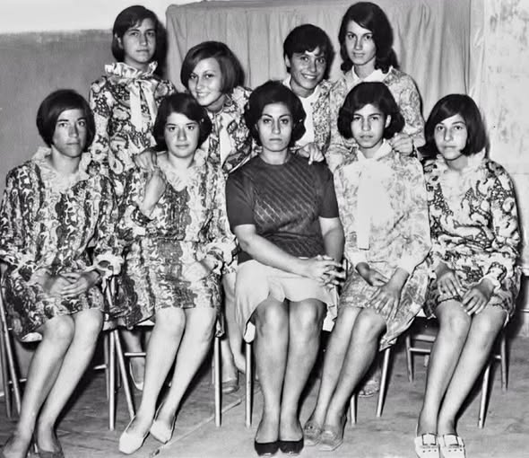 mywayTurkey's tweet image. Mardin Kız Meslek Lisesi. 1966-1967 dönemi, değerli Müdürü Emel Keleş hanımefendi ve öğrencileri.

Zelal Tüysüz Arşivi.

#via (Mardin Tarihi.)