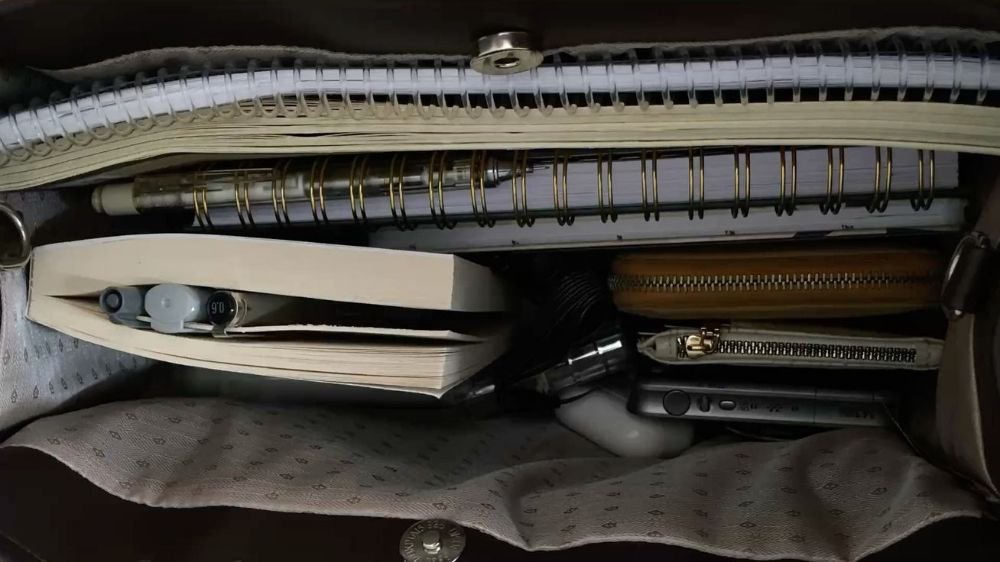 benignaa_'s tweet photo. studying like my future is watching https://t.co/59AD19I7pN