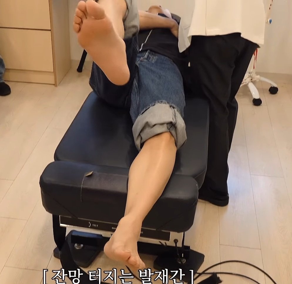 Idols male feet tweet media