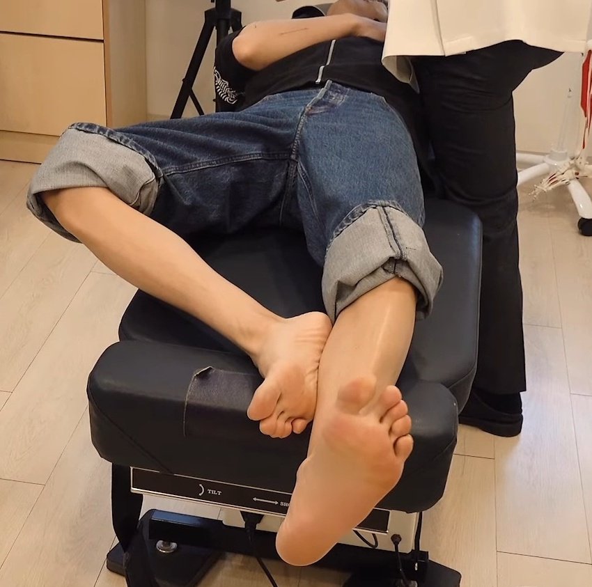 Idols male feet tweet media