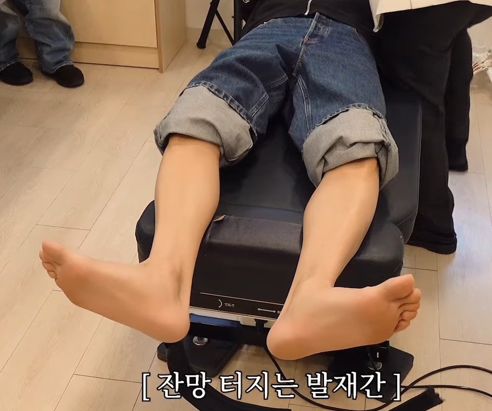 Idols male feet tweet media