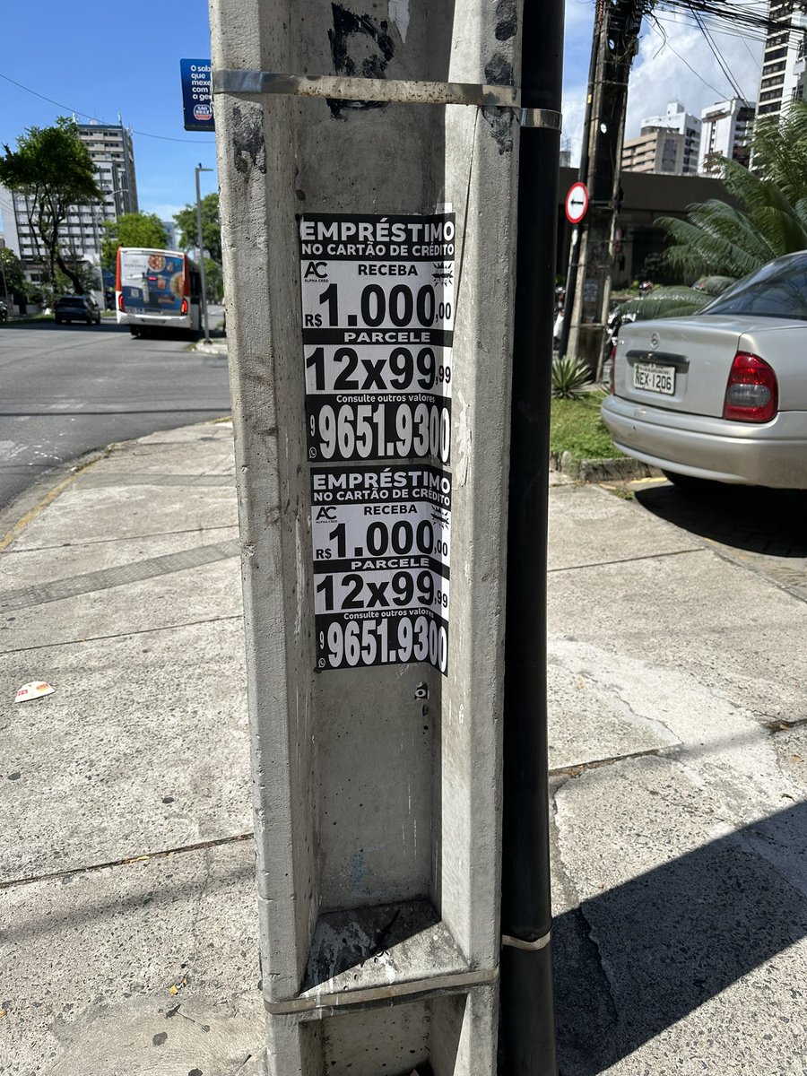 echiaperini's tweet photo. @prefrecife @mppe_noticias @BenjaminMPPE @govpernambuco 

Não tem sequer em boa viagem 1 poste livre disso. Já tem o número do contato, é só mandar ver…

Se acham que é pontual, é só verificar. São TODOS os postes!!! https://t.co/WMzwGF2Igu