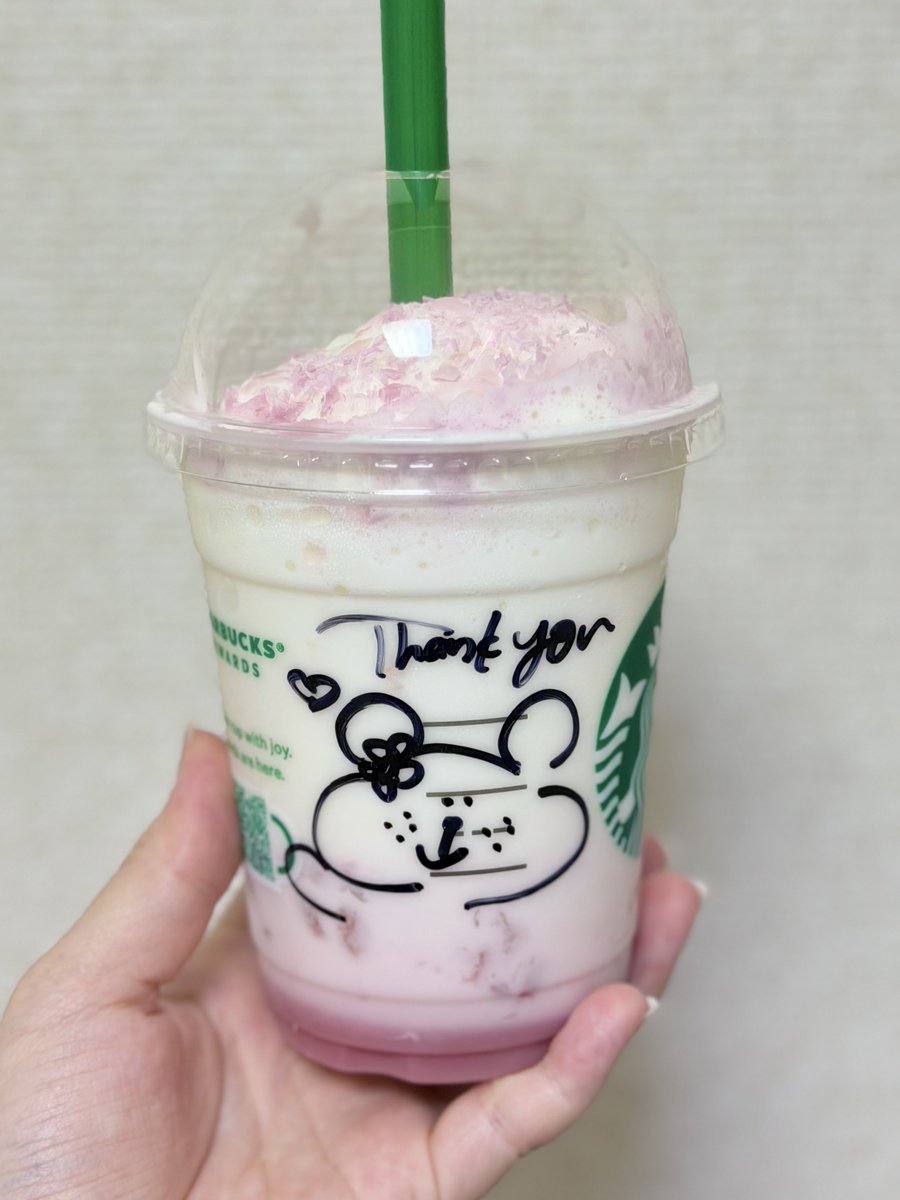 桜咲くよ白桃フラペチーノ🌸🍑
店員さんがかわいいの描いてくれてた(   ◜௰◝    )

ブレべ変更して
桜感強めたかったから桜ソース多めのピーチパウダー抜きにした！
ほんのり桃,ちゃんと桜になってうれしい,このカスタム好みだな(* ॑꒳ ॑*  )