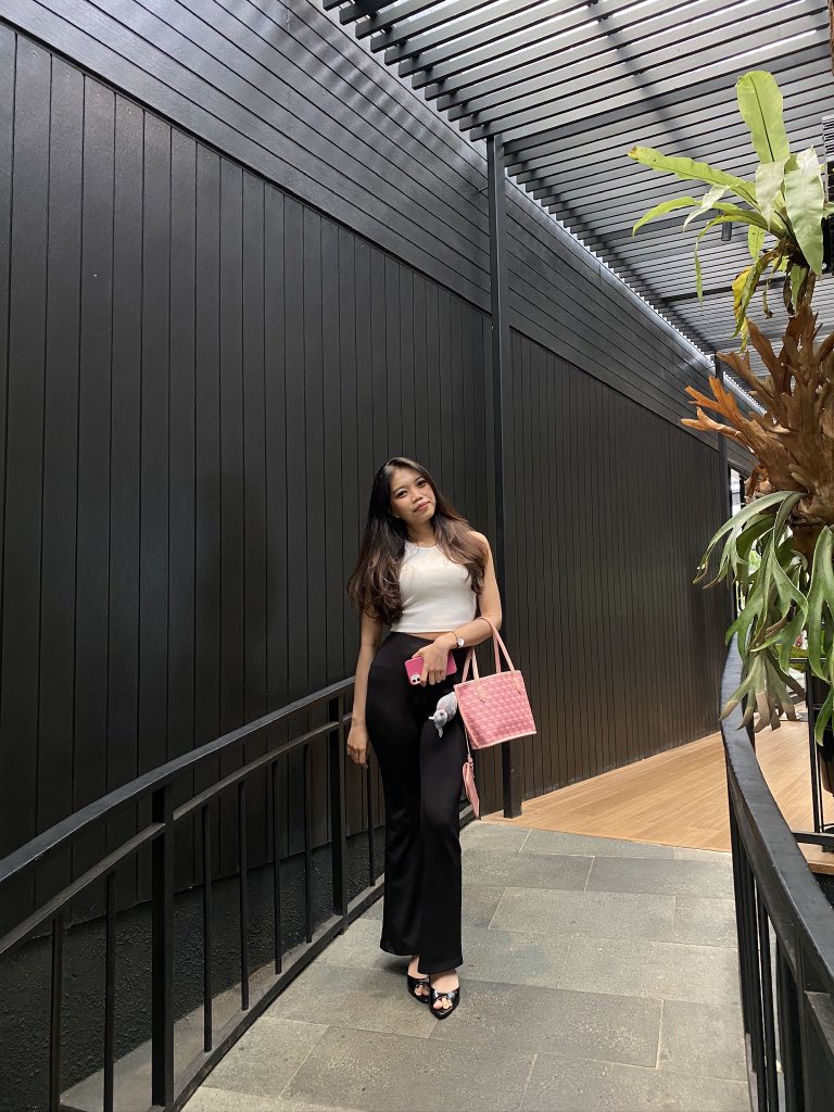 Not me falling in love sama bodycare yang bikin kulit cerah + lembap seharian 😭💖 

<a href="/drwhiteskincare/">DRWhite Skincare</a> you did THAT🫵🏻👀