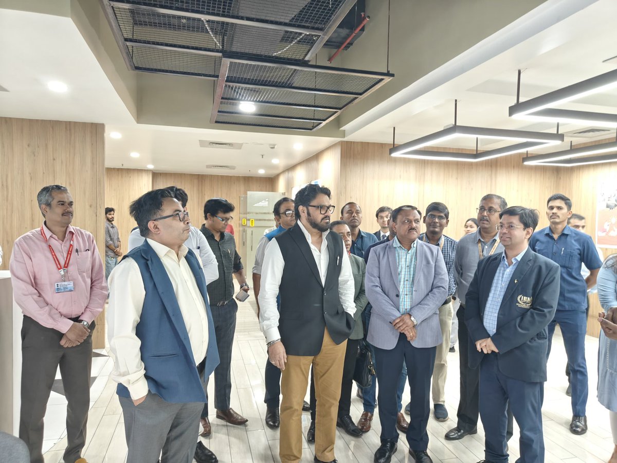 stpi_kolkata's tweet photo. #STPIKolkata welcomes Shri Babul Supriyo, Hon’ble Minister-in-Charge, Information Technology &amp; Electronics and Public Enterprises &amp; Industrial Reconstruction, Govt of West Bengal, along with Secretary IT&amp;E, to witness the Startup Hub and GlobalFoundries #Semiconductor innovation. https://t.co/zVqs7Vk41s
