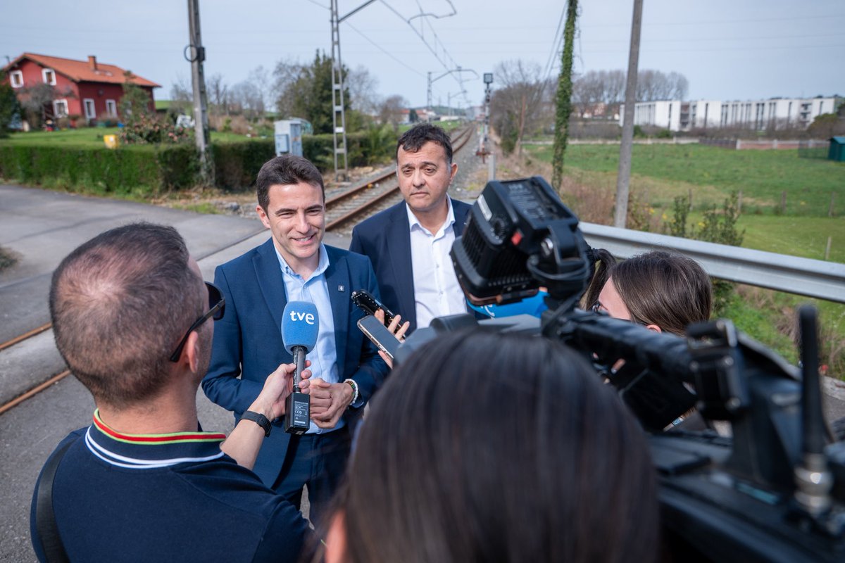 pedro_casares's tweet photo. La supresión del paso a nivel en #Orejo, en Marina de Cudeyo, es uno de los 17 pasos a nivel a suprimir.

Con @sanchezcastejon, ya están en ejecución más de 700 millones de euros para modernizar la red ferroviaria de Cercanías.

Un proyecto de más de 1.500 millones que va a transformar la movilidad en #Cantabria.