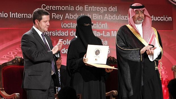 García-Page, entregó un premio en el Campus de Toledo de la Universidad de Castilla-La Mancha a una mujer vestida con esos niqabs que nadie ha visto en España

Page aplaudió