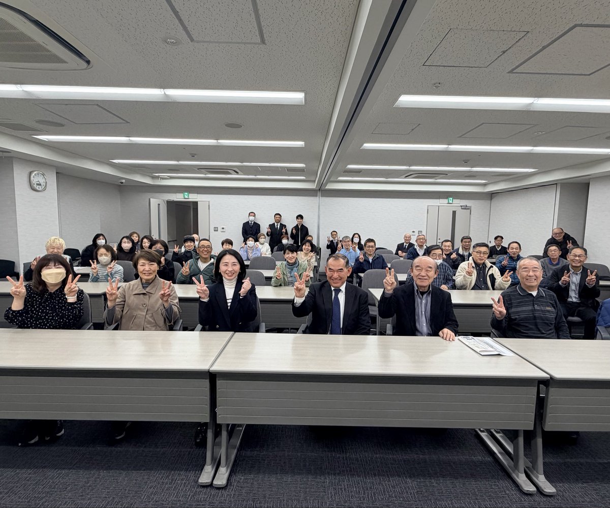 izumiohtake's tweet photo. 今日から３日連続、党支部会🏃‍➡️
初日は、大阪市西区へお邪魔しました。
議員がいない中、皆様献身的に党を支えてくださっています✨
ありがとうございます！
私からは、衆院選での中道支援に対しての心からの御礼と、府政報告を致しました。
ラブ&amp;ピースで記念撮影✌️
#大竹いずみ #吹田市 https://t.co/1sZ432RQYT