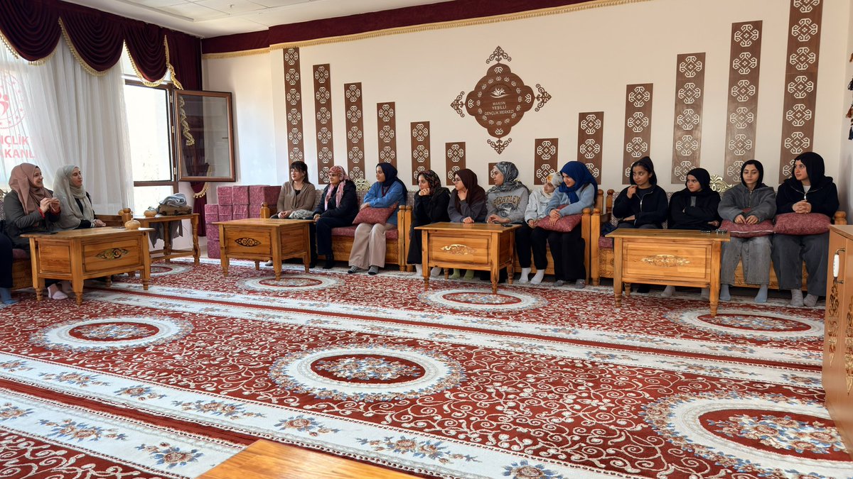 MtalYesilli's tweet photo. -Maarifin Kalbinde Ramazan-
“Ramazanı gösterince takvim
onun maneviyatıyla doluyor her an”

Kızlarımıza mukabele ve dini sohbet deneyimi yaşatmak adına ilçemizin gençlik merkezine konuk olduk
Hoş bulduk,hoş ayrıldık.
@gsb_yesilligm
#cumhuriyetteramazan
@Yesillimem1
@MstfaKAHRAMAN https://t.co/lsVoq0YfaU