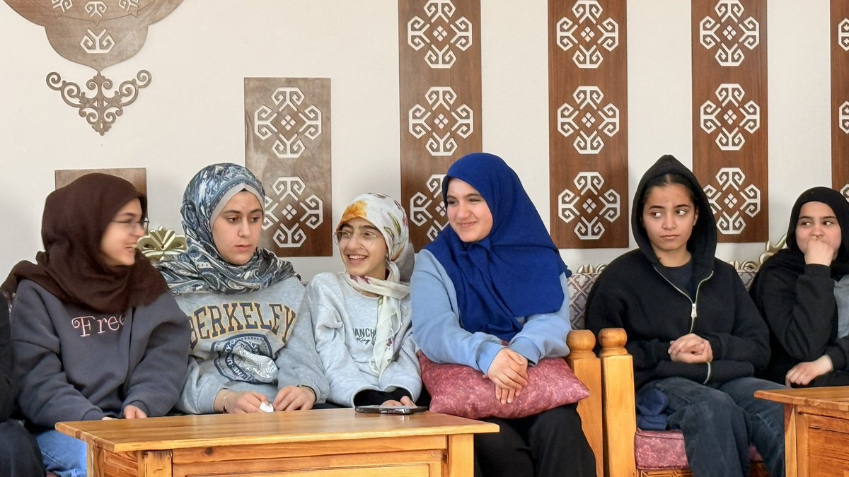 MtalYesilli's tweet photo. -Maarifin Kalbinde Ramazan-
“Ramazanı gösterince takvim
onun maneviyatıyla doluyor her an”

Kızlarımıza mukabele ve dini sohbet deneyimi yaşatmak adına ilçemizin gençlik merkezine konuk olduk
Hoş bulduk,hoş ayrıldık.
@gsb_yesilligm
#cumhuriyetteramazan
@Yesillimem1
@MstfaKAHRAMAN https://t.co/lsVoq0YfaU