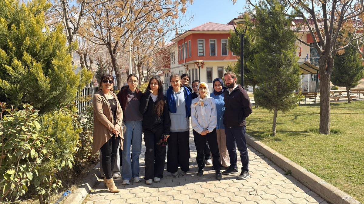 MtalYesilli's tweet photo. -Maarifin Kalbinde Ramazan-
“Ramazanı gösterince takvim
onun maneviyatıyla doluyor her an”

Kızlarımıza mukabele ve dini sohbet deneyimi yaşatmak adına ilçemizin gençlik merkezine konuk olduk
Hoş bulduk,hoş ayrıldık.
@gsb_yesilligm
#cumhuriyetteramazan
@Yesillimem1
@MstfaKAHRAMAN https://t.co/lsVoq0YfaU