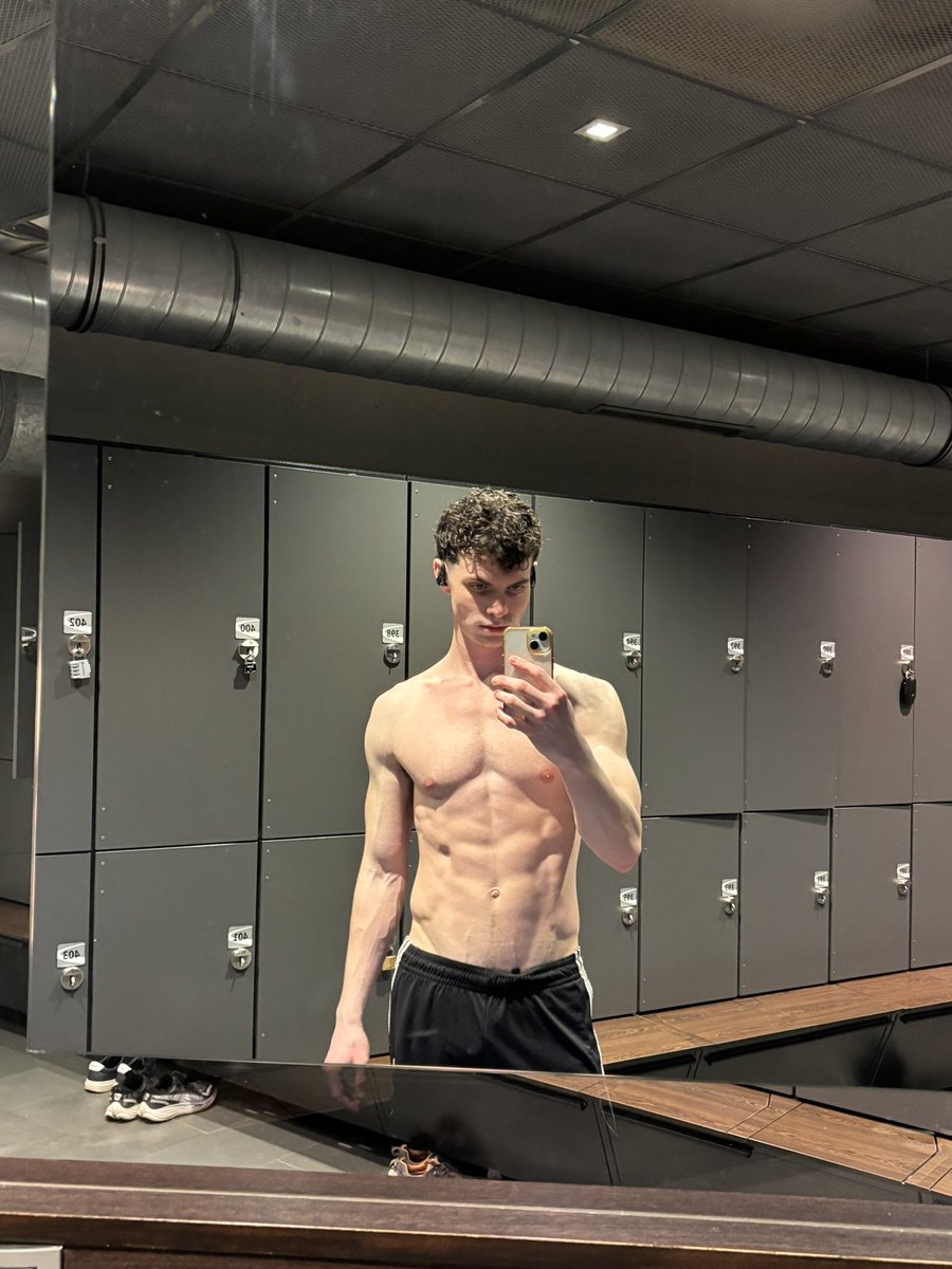 FerrenShaun's tweet photo. almost a full year of being a gym bro https://t.co/DcVmzDaIbC