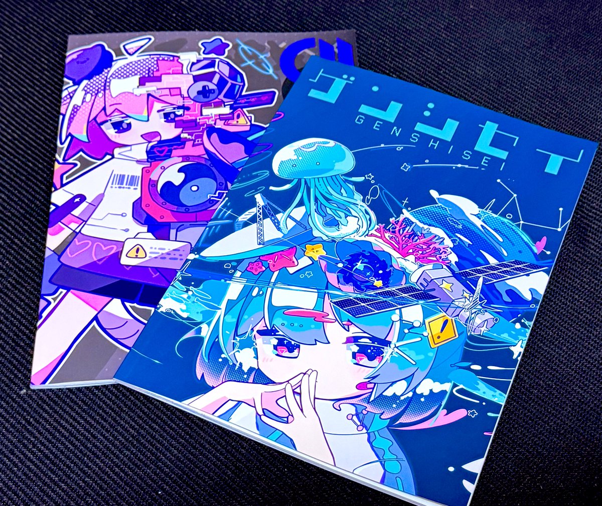 mascirra's tweet photo. コミティア155 
ウサもとう(@Usa_moto05 )さん
新刊既刊の二冊購入させていただきました！
前回のコミティアでアクスタとステッカーは購入したのですが、当時の新刊を買いそびれていたのでこの機会に！
独特な世界観と宇宙モチーフの作風で見応えありまくりでした！
次の新作を楽しみにしております！ https://t.co/abxLmr5aJU