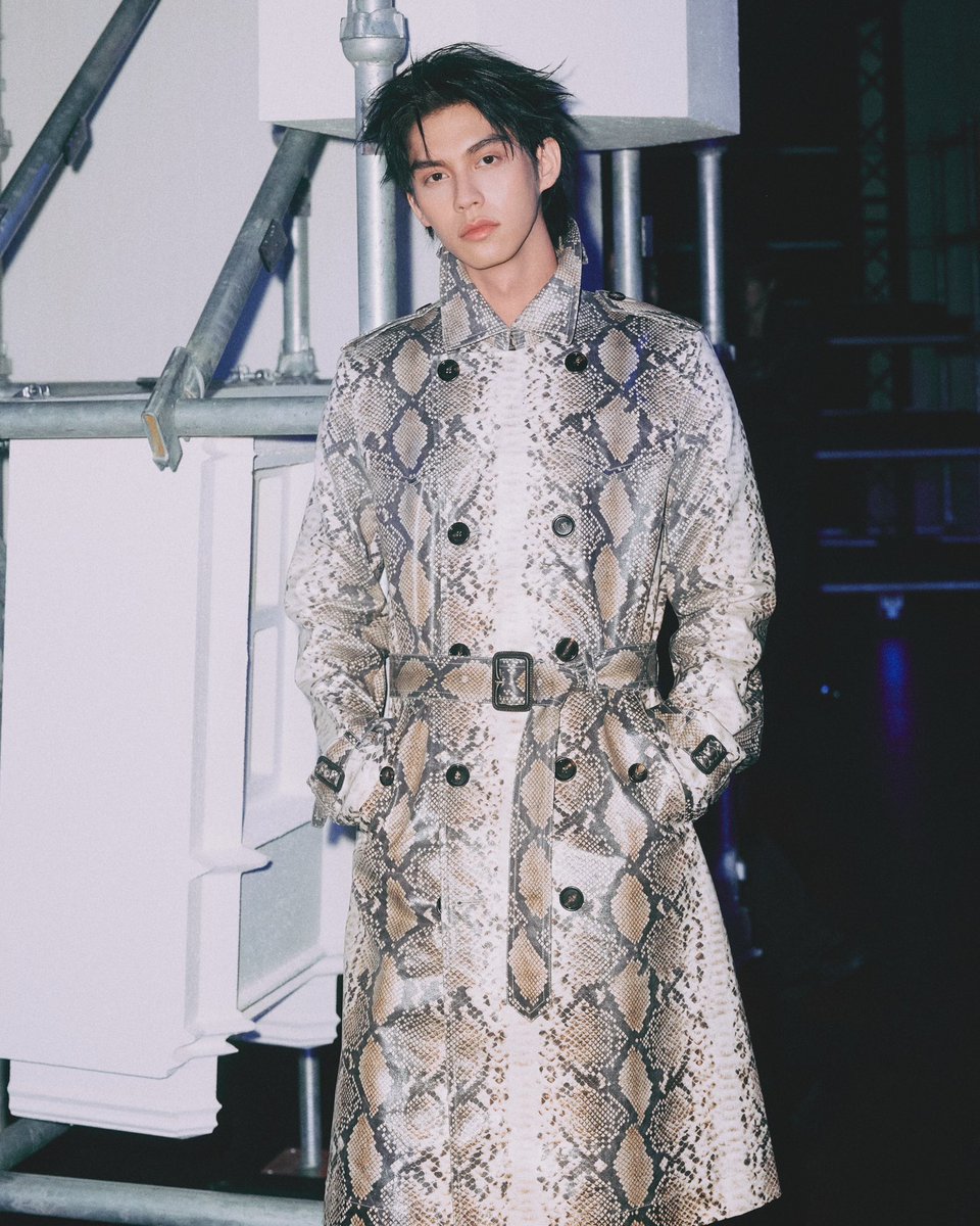 ที่สุดของความหล่อ ! “ไบร์ท วชิรวิชญ์”บินลัดฟ้าไปร่วมชมโชว์ “Burberry Winter 2026 Show” 
.
ในงาน London Fashion Week ในฐานะ Global Brand Ambassador ของ BURBERRY ซึ่งจัดขึ้นเมื่อวันที่ 23 กุมภาพันธ์ 2026 ณ Old Billingsgate Market กรุงลอนดอน ประเทศอังกฤษ ✨

#Burberry