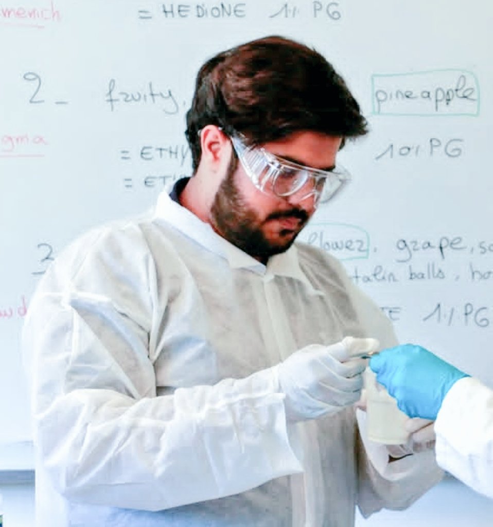 العطار الباكستاني أنس صبراني صنع عطر من روحانيه الروضة المشرفة بالمدينة المنورة

العطر عود بخوري راتنجي
مع لمسة ورد طائفي شرقي كلاسيكي. أبرز النوتات العود اللاوسي والورد الطائفي والزباد.. الخ

العطر اصدار محدود وانتهت الكمية في ثواني ومافي إعادة إنتاج 😢
العطار شغوف و واعد متدرب