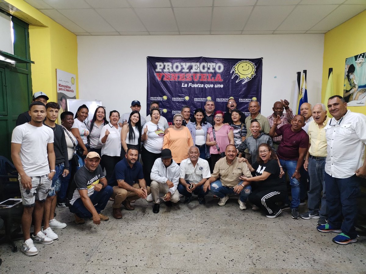 ProVe_Carabobo's tweet photo. ¡FORMACIÓN Y COMPROMISO! 🇻🇪
​En Proyecto Venezuela continuamos con fuerza en la formación de nuestros cuadros. Este fin de semana, militantes de Valencia y otros municipios de Carabobo, participaron en un taller de alto nivel, que contó con el Lic. Saúl Jiménez como facilitador. https://t.co/KsXRdJFhvl