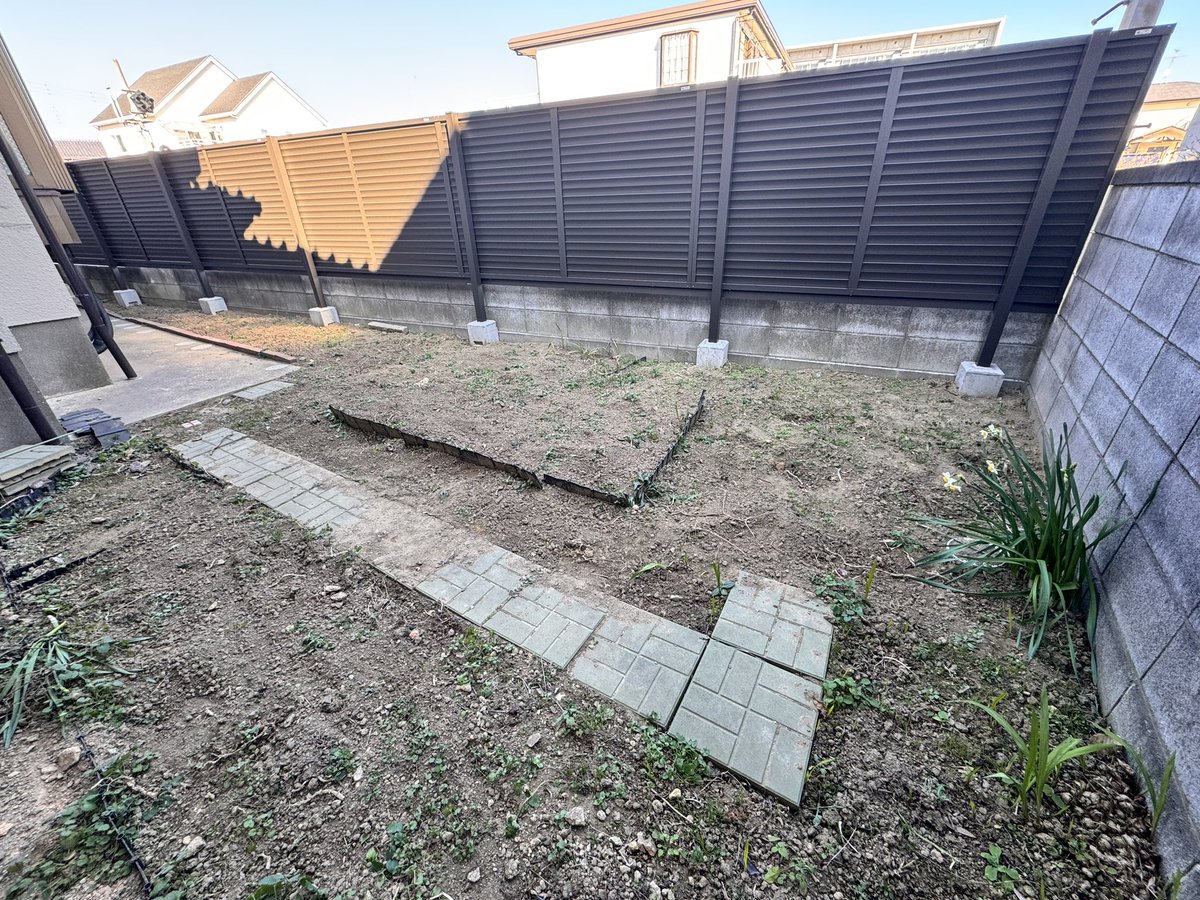 plusgoeflutz's tweet photo. 去年夏カメと植物のため都内からちょっと離れて庭ある空き家を購入した。現在リフォーム中。春向けて今週一部の植物移動する。トゲあるアガベとサボテンは大変^_^庭でカメの餌ため色んな植物を植えたい予定。マルベリーやハイビスカスとサボテンね。引っ越しは来年の夏くらい。現在まだ雑草あります。 https://t.co/LGMqGL1LOe