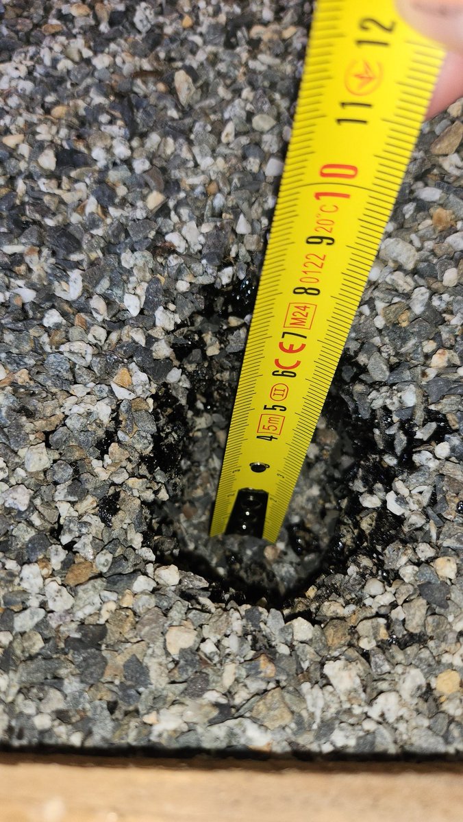 Vous vous êtes déjà demandé si une moto pouvait se péter la gueule toute seule, comme une grande ? Moi oui.

J'ai maintenant la reponse: c'est possible quand la béquille fait un trou dans le sol de 7cm 😬