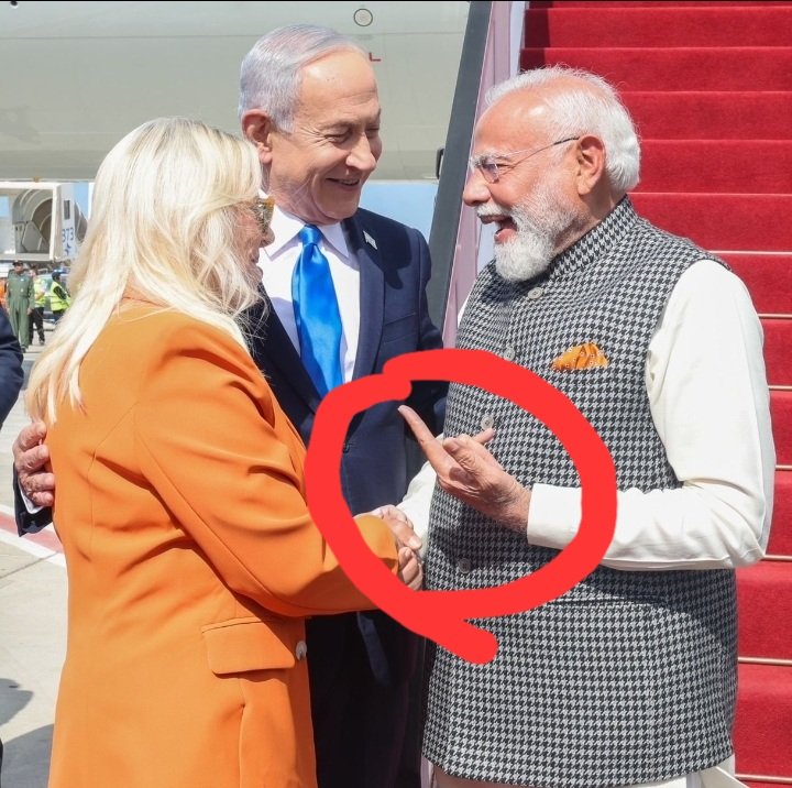CommonBS786OM's tweet image. Meet Mr PM Modi.

Arrived in Israel today

Everyone knows that he doesn't know anything other than ha ha hee hee

He is Showing The Middle Finger in the front of A Women.

Do you think this is the decorum and culture of a PM?

Now MODI IN ISREAL, But whenever he goes any country