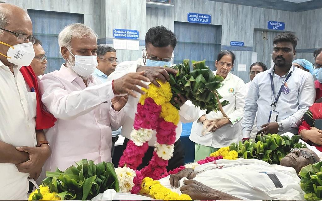 thirumaofficial's tweet photo. இந்திய கம்யூனிஸ்ட் கட்சியின் முதுபெரும் தலைவரும் இந்திய விடுதலைப் போராட்ட வீரருமான தகைசால் தமிழர் அய்யா ஆர்.நல்லக்கண்ணு அவர்களின் திருஉடலுக்கு சென்னை ராஜீவ்காந்தி அரசு மருத்துவமனையில் மாலை அணிவித்து அஞ்சலி செலுத்தினோம்! https://t.co/BBjsN2t1uS