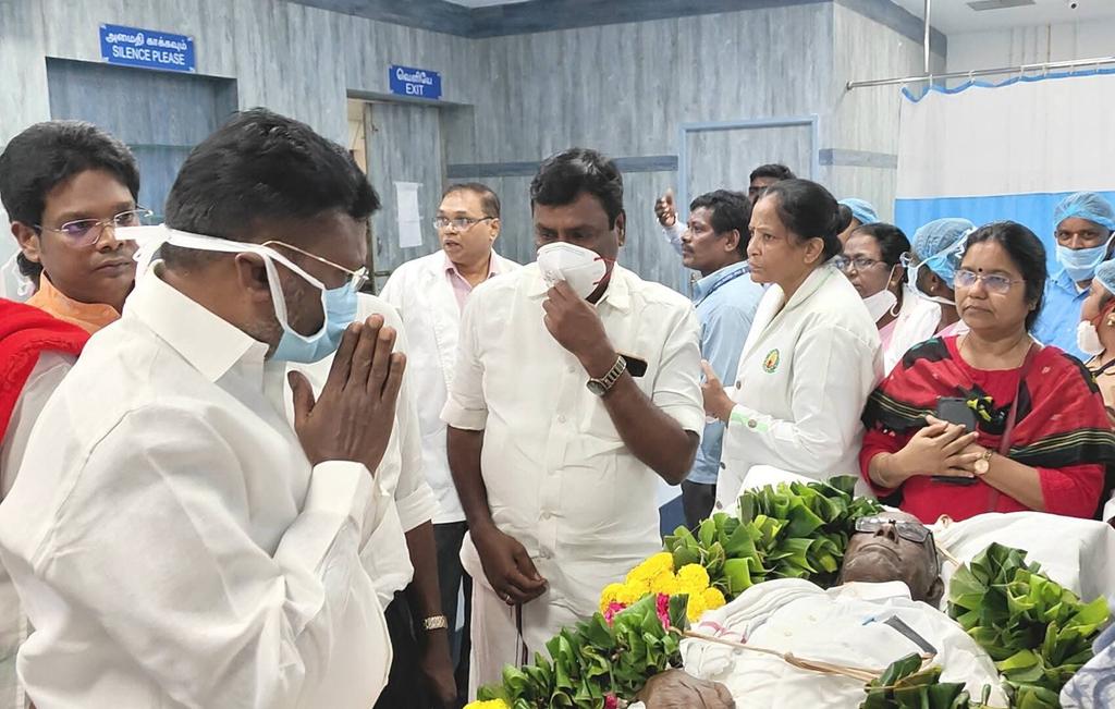 thirumaofficial's tweet photo. இந்திய கம்யூனிஸ்ட் கட்சியின் முதுபெரும் தலைவரும் இந்திய விடுதலைப் போராட்ட வீரருமான தகைசால் தமிழர் அய்யா ஆர்.நல்லக்கண்ணு அவர்களின் திருஉடலுக்கு சென்னை ராஜீவ்காந்தி அரசு மருத்துவமனையில் மாலை அணிவித்து அஞ்சலி செலுத்தினோம்! https://t.co/BBjsN2t1uS