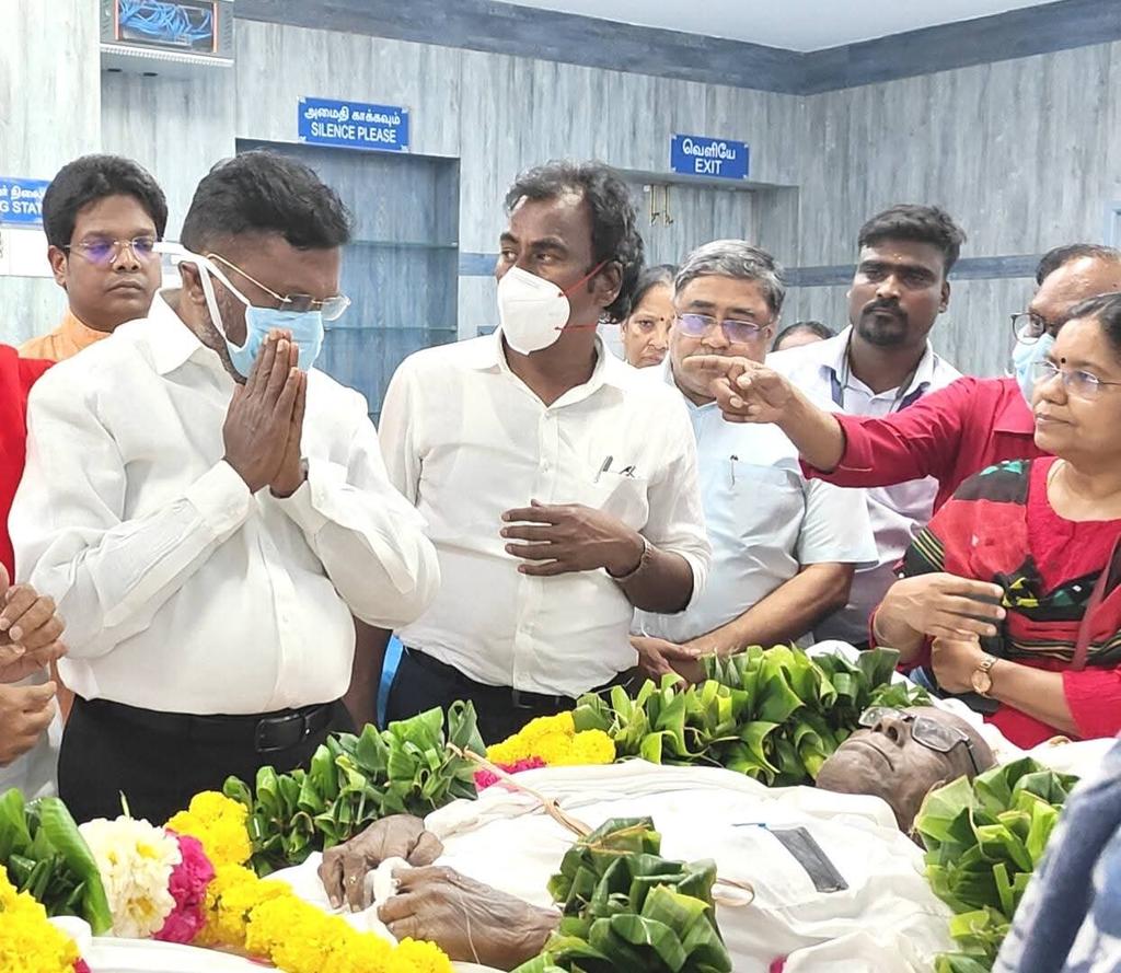 thirumaofficial's tweet photo. இந்திய கம்யூனிஸ்ட் கட்சியின் முதுபெரும் தலைவரும் இந்திய விடுதலைப் போராட்ட வீரருமான தகைசால் தமிழர் அய்யா ஆர்.நல்லக்கண்ணு அவர்களின் திருஉடலுக்கு சென்னை ராஜீவ்காந்தி அரசு மருத்துவமனையில் மாலை அணிவித்து அஞ்சலி செலுத்தினோம்! https://t.co/BBjsN2t1uS