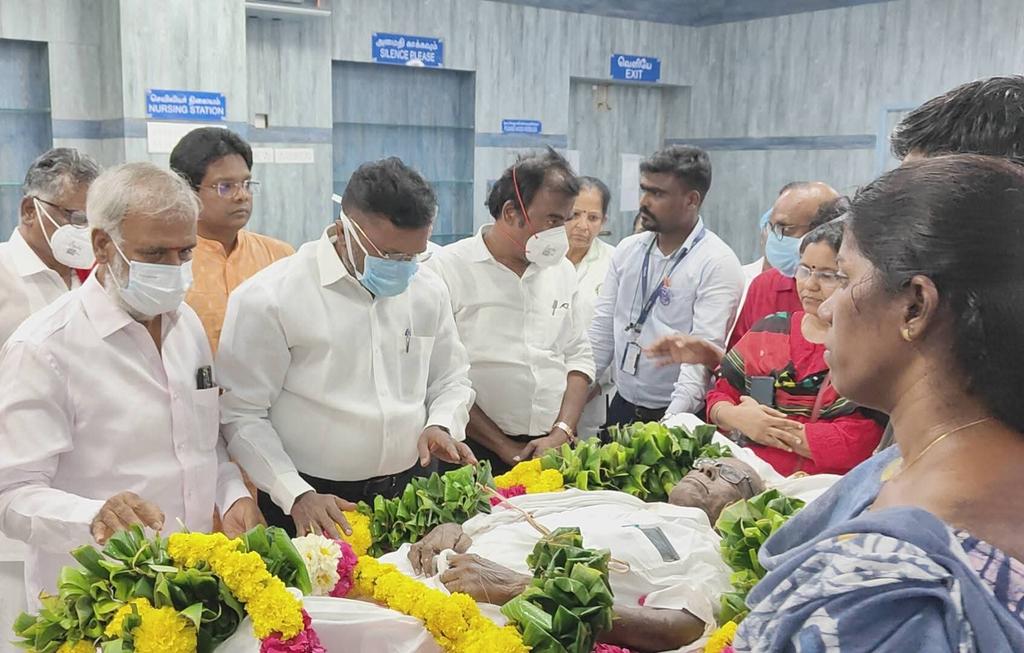 thirumaofficial's tweet photo. இந்திய கம்யூனிஸ்ட் கட்சியின் முதுபெரும் தலைவரும் இந்திய விடுதலைப் போராட்ட வீரருமான தகைசால் தமிழர் அய்யா ஆர்.நல்லக்கண்ணு அவர்களின் திருஉடலுக்கு சென்னை ராஜீவ்காந்தி அரசு மருத்துவமனையில் மாலை அணிவித்து அஞ்சலி செலுத்தினோம்! https://t.co/BBjsN2t1uS