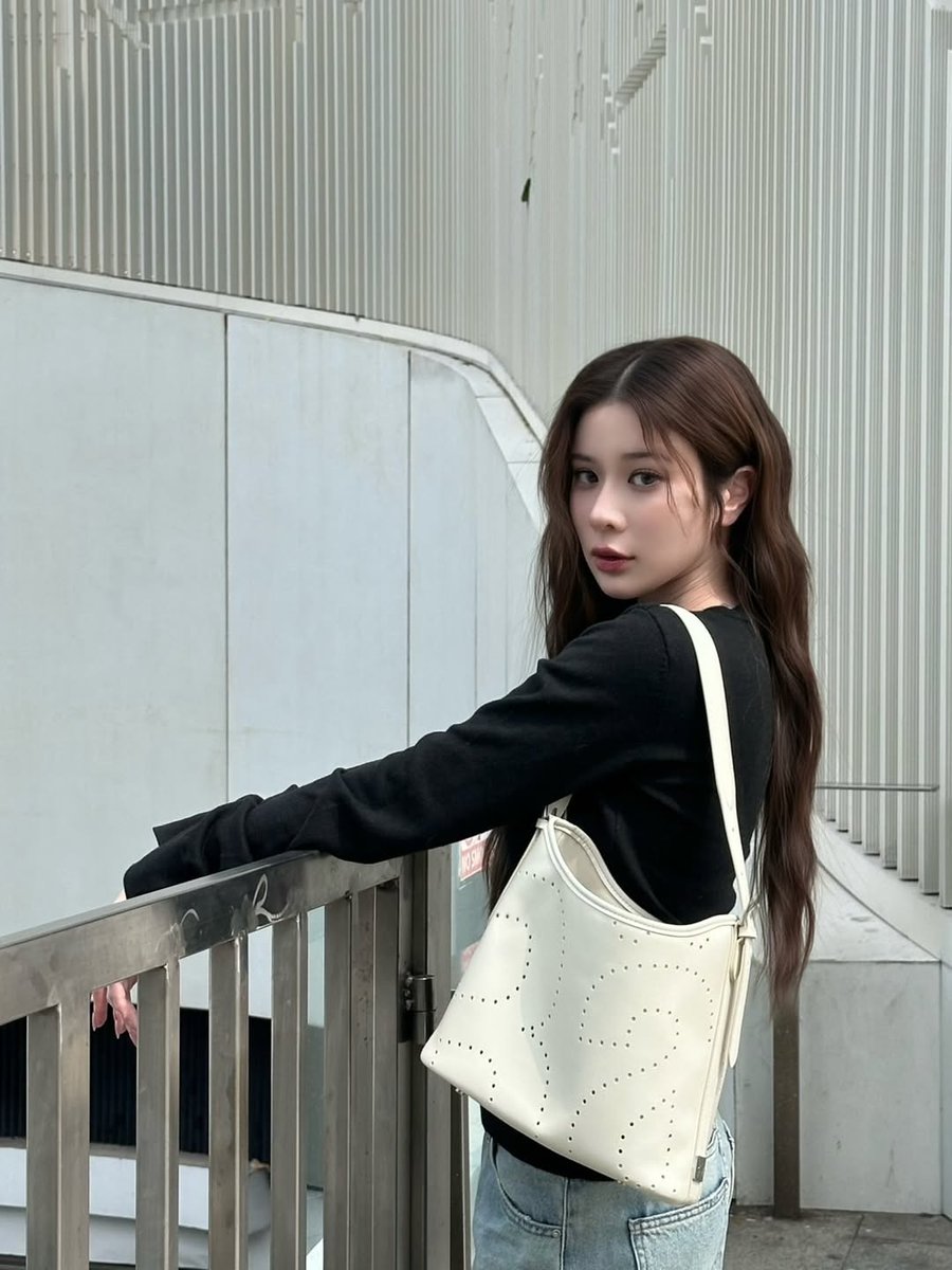 kjjk_intl's tweet photo. #supassra_sp via Instagram:
"LOOP BAG IS BACK! 27 FEB (12:00) @rallymovement 💌✨😳 #RallyLoopBag #RallyMovement" https://t.co/dglllvDmKu
