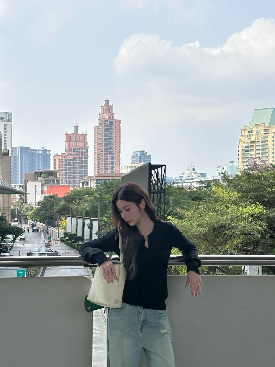 kjjk_intl's tweet photo. #supassra_sp via Instagram:
"LOOP BAG IS BACK! 27 FEB (12:00) @rallymovement 💌✨😳 #RallyLoopBag #RallyMovement" https://t.co/dglllvDmKu