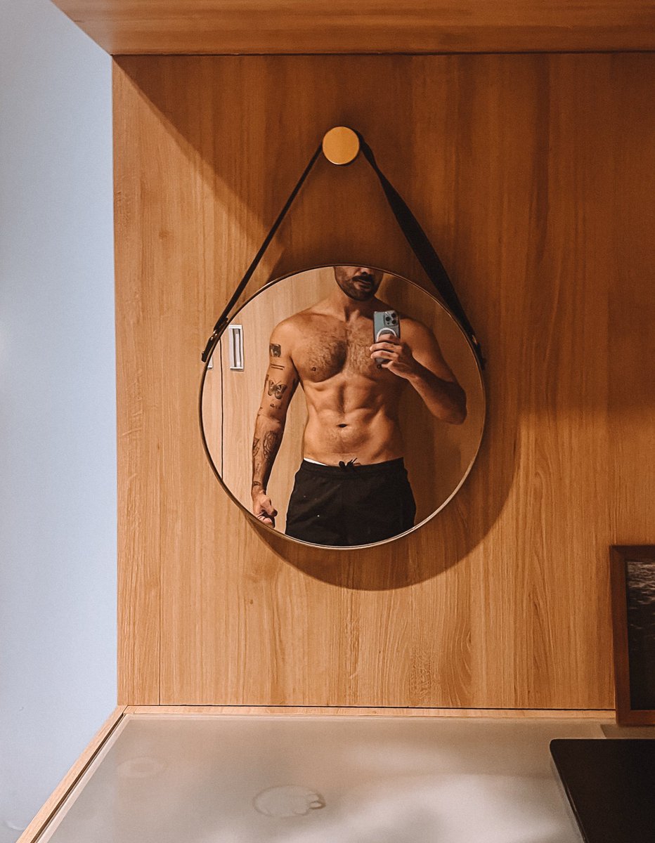 jonnps's tweet photo. Atualização da semana: Errei o pente da máquina de barbear e meio que amei a vibe bigodão 👨🏻‍⚕️/ o monjaro levou os 12kg que ganhei no primeiro ano de residência 🙌 https://t.co/iEDC5hJzLE