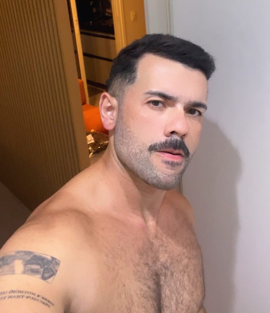 jonnps's tweet photo. Atualização da semana: Errei o pente da máquina de barbear e meio que amei a vibe bigodão 👨🏻‍⚕️/ o monjaro levou os 12kg que ganhei no primeiro ano de residência 🙌 https://t.co/iEDC5hJzLE