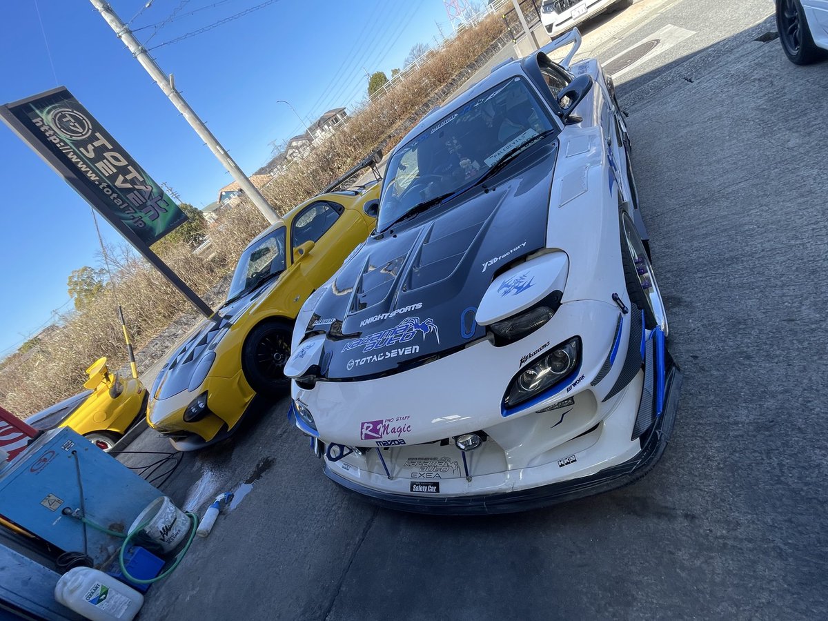 これを見た人は愛車の背景がショップの画像を貼れ