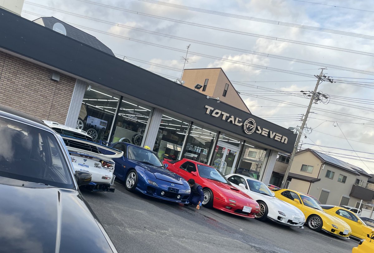 これを見た人は愛車の背景がショップの画像を貼れ