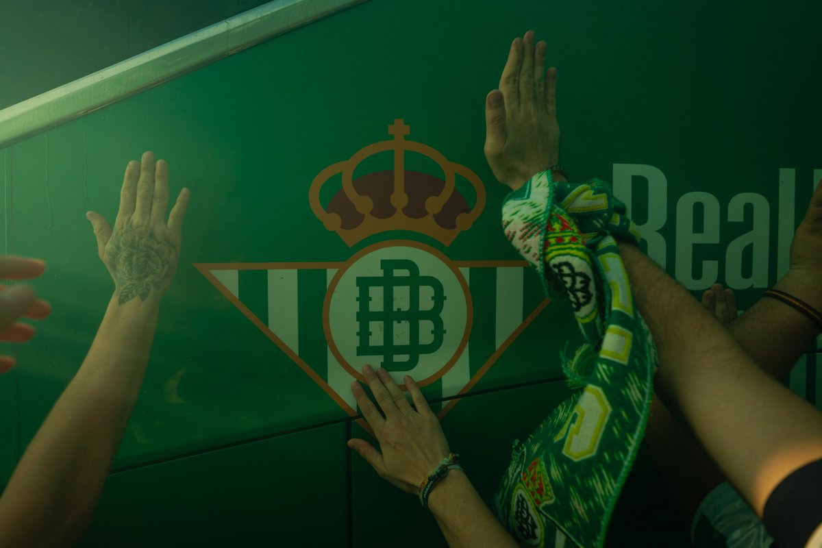 RealBetis's tweet photo. 𝑬𝒍 𝒇𝒖́𝒕𝒃𝒐𝒍 𝒔𝒆 𝒅𝒊𝒔𝒇𝒓𝒖𝒕𝒂, 𝒆𝒍 𝑩𝒆𝒕𝒊𝒔 𝒔𝒆 𝒗𝒊𝒗𝒆. https://t.co/hryFgTxcoa