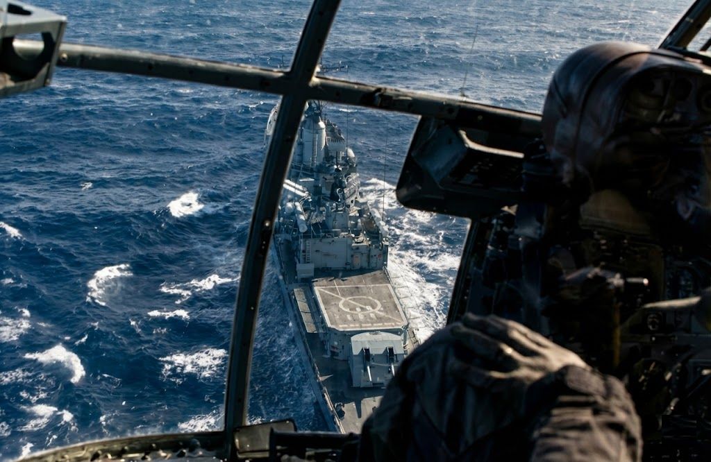 Desde la cabina de un #Helicóptero #Aérospatiale SA.316B #AlouetteIII se puede observar al #Destructor de la #ClaseAllenMSumner (D-29) 
#ARAPiedrabuena (#DEPB) de la #ArmadaArgentina. Nótese la instalación de 4 lanzaderas del #misil #MM38 #Exocet con el que dotado para fines de