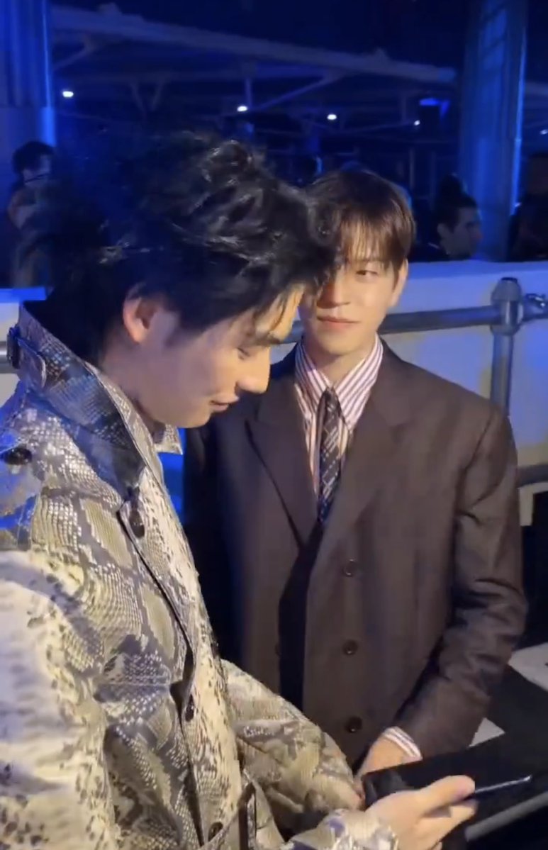 เจอหนุ่มหล่อทีไร น้องซึงมินไม่ค่อยจะเก็บอาการอยู่เลย มองตาหวานเชียว55555555 สมกับที่โดนแซวว่าน้องชอบคนหล่อจริงๆเล้ย คือชั้นเอ้นดูหนุนิ่มมากกกก 😭🫳🏼🐶