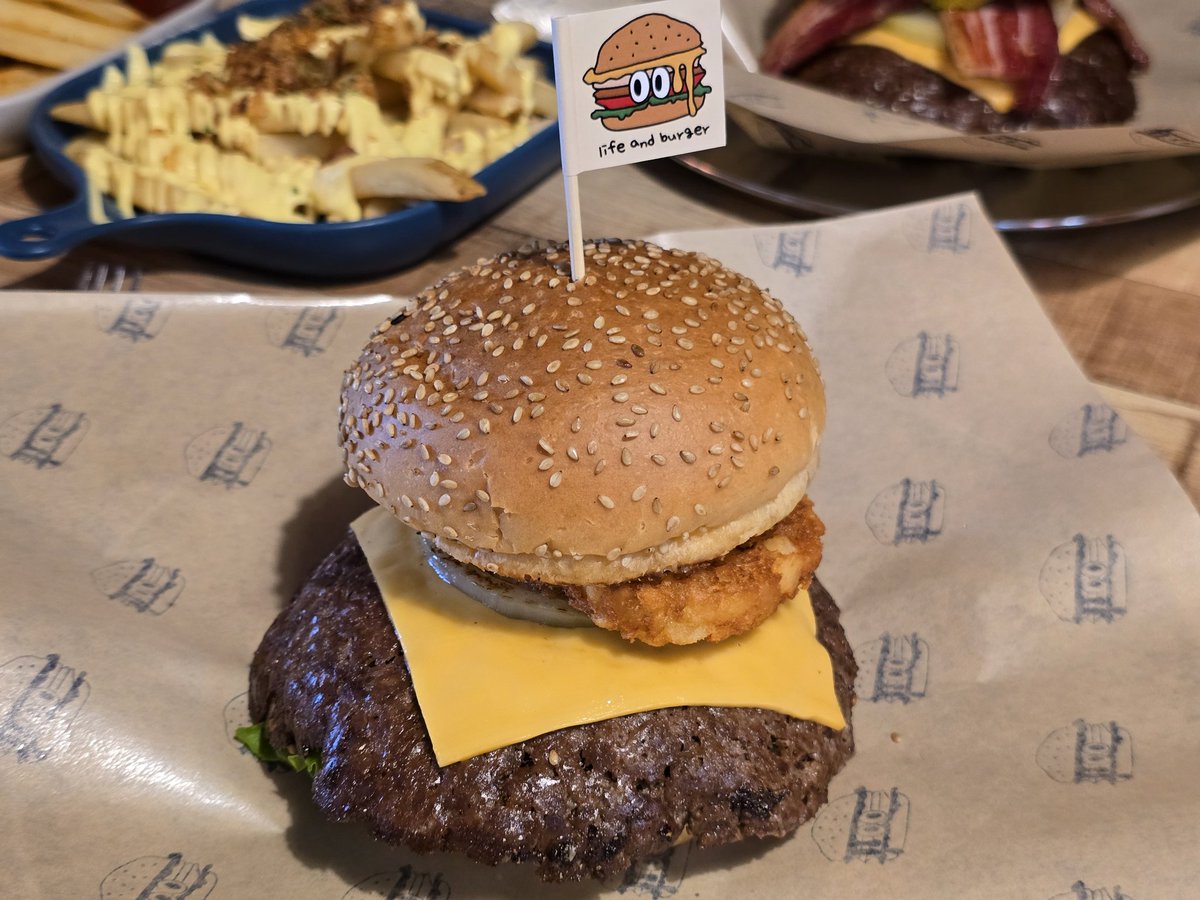 손으로 들지 못하면 햄버거가 아닌것인데...