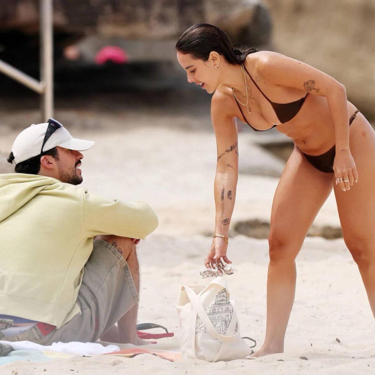 ArchiveBenito's tweet photo. Bad Bunny y Gabriela Berlingeri en Tamarama Beach en Sydney, Australia. 🇦🇺 https://t.co/Xb4a6vlhes