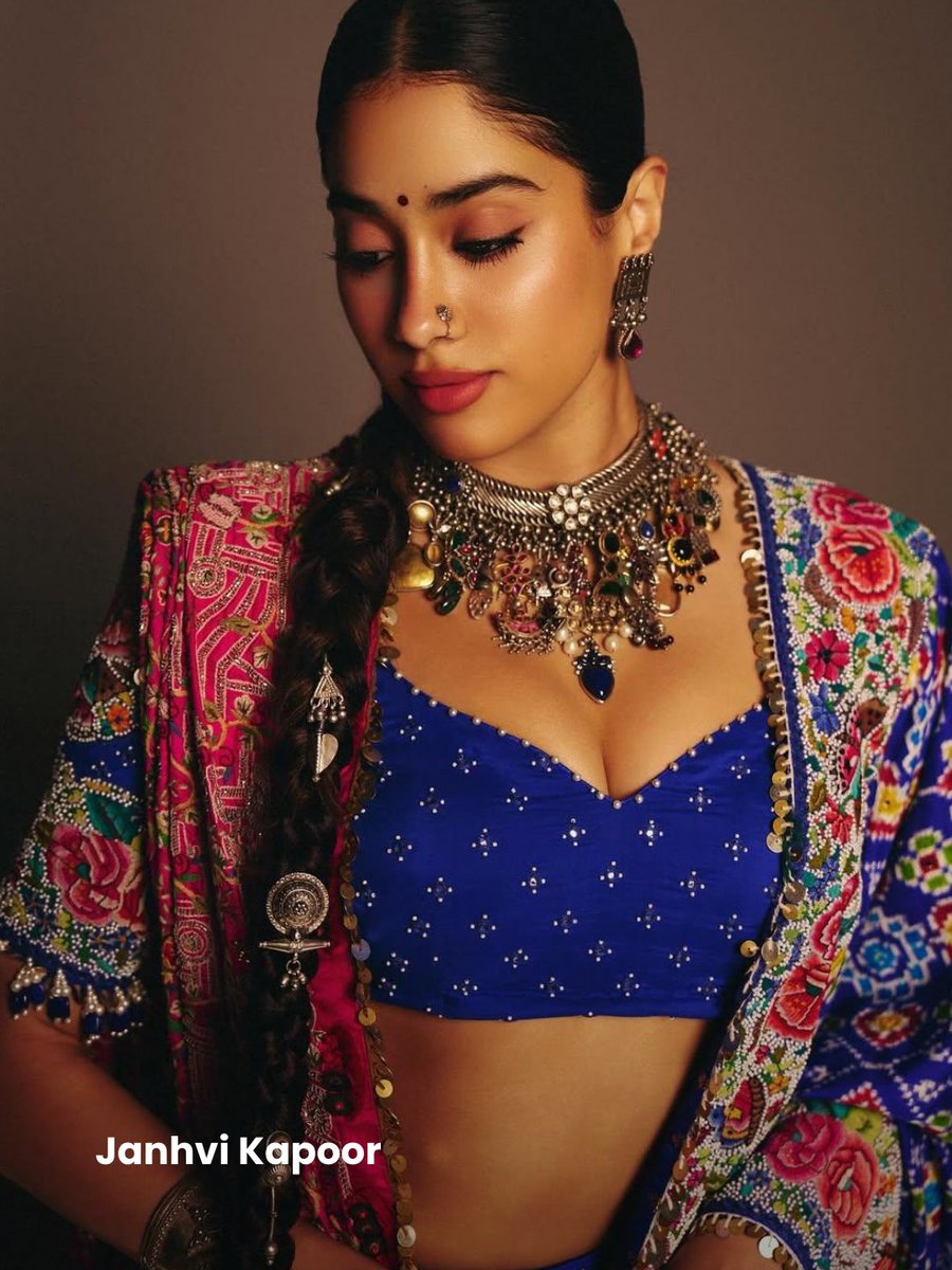 HELLOmagIndia's tweet image. #Bridalbeauty in 2026 pairs timeless romance with modern polish—from soft buns to sleek ponytails &amp;amp; Hollywood waves—which look would you say #IDo to? Read more: shorturl.at/Ewee9 #HELLOIndia #HELLOMagazine