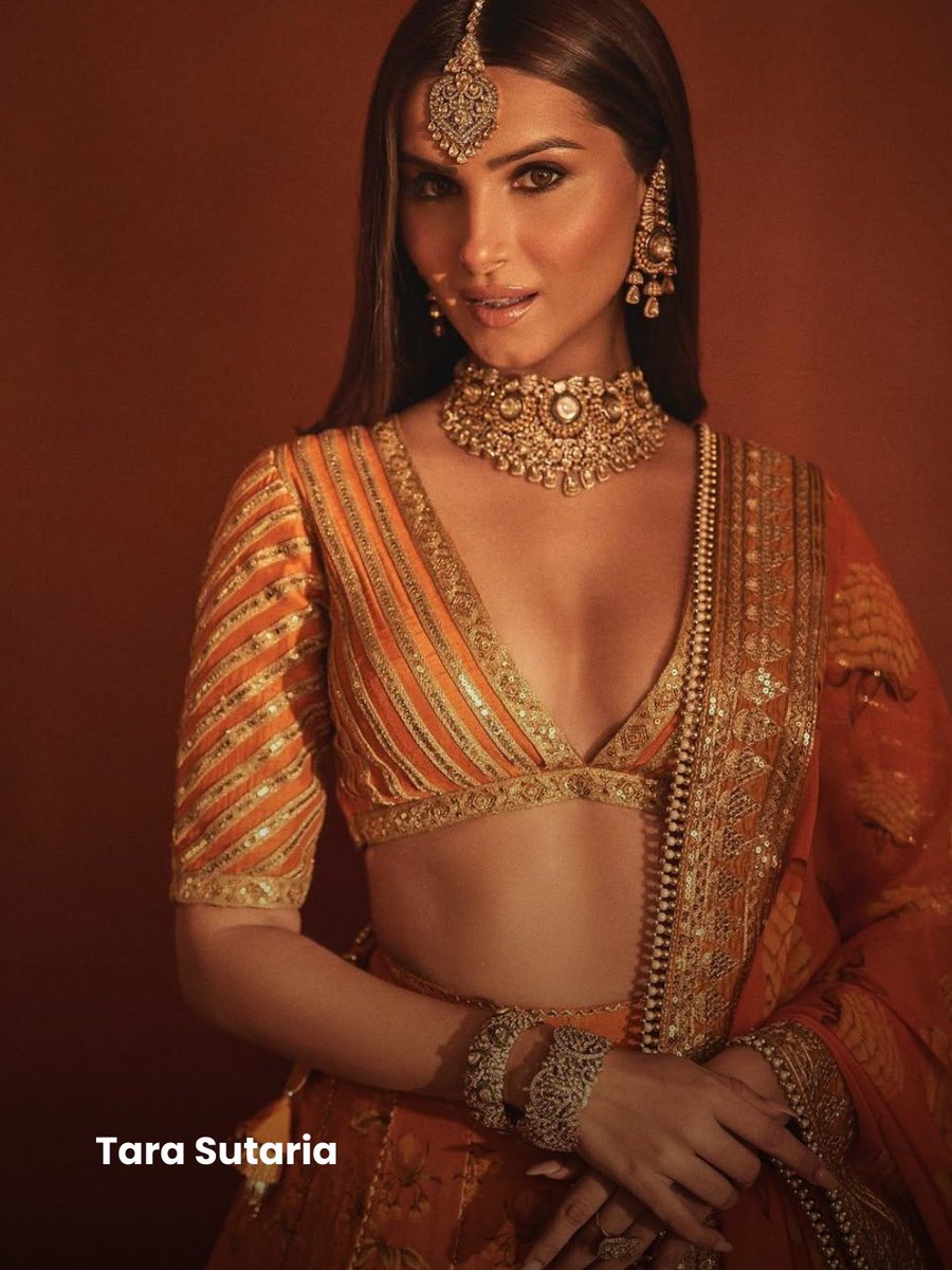 HELLOmagIndia's tweet image. #Bridalbeauty in 2026 pairs timeless romance with modern polish—from soft buns to sleek ponytails &amp;amp; Hollywood waves—which look would you say #IDo to? Read more: shorturl.at/Ewee9 #HELLOIndia #HELLOMagazine