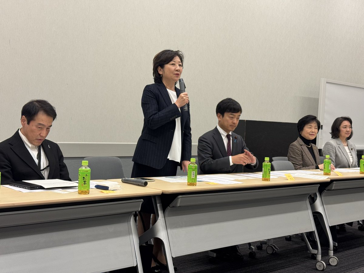 HirokoKado's tweet photo. 今日の夕刻は第10回 超党派医療的ケア児者支援議員連盟総会に参加いたしました。
冒頭、野田聖子会長のご挨拶の後、宮路拓馬議員及び衆議院法制局から2021年6月に成立された「医療的ケア児支援法」の改正骨子案が説明され討議へ。
私も身内に障害のある子どもがいます。私からは、関係者の方々の努力に敬意を払いつつ、関係機関の連携強化や情報体制が整備されても、家族が関係機関との協議や対応をマネジメントするために離職せざるを得ず、ケアだけでなくマネージャー機能を作らないと、家族の負担軽減には至らない旨ご指摘いたしました。現状、医療的ケア児コーディネーター制度があるも不足しており、整備強化を継続課題としていただくことに。
私も応援して参ります。

#杉並区 #東京8区　#自民党